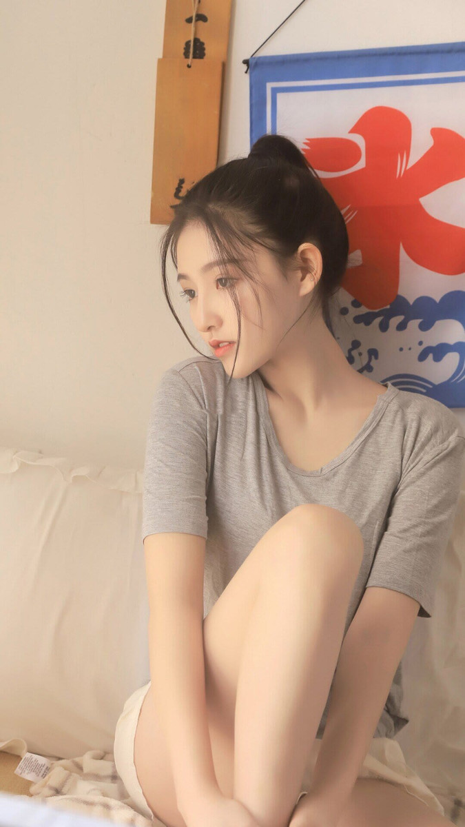 点击大图看下一张：瓜子脸美女模特撩人性感写真