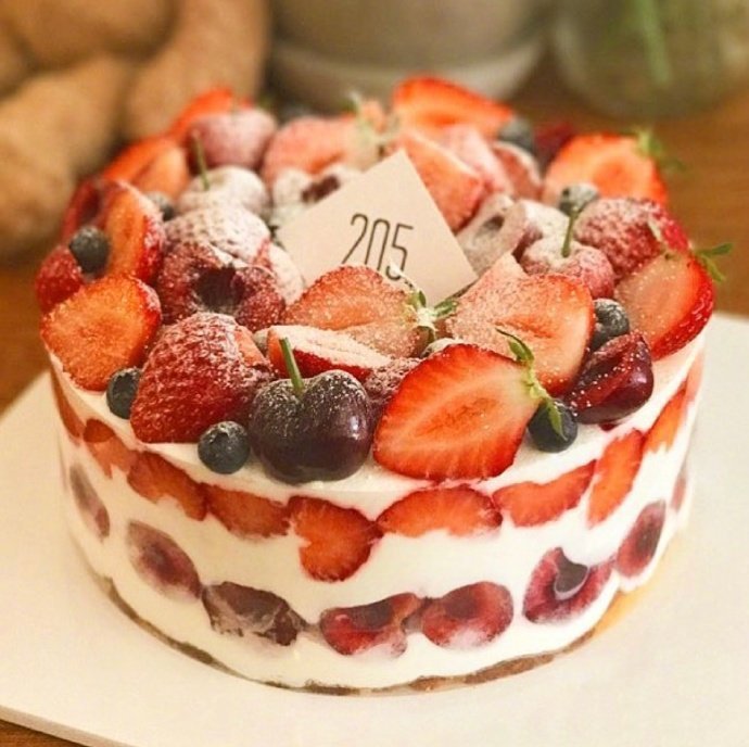 点击大图看下一张：丝滑美味的草莓蛋糕