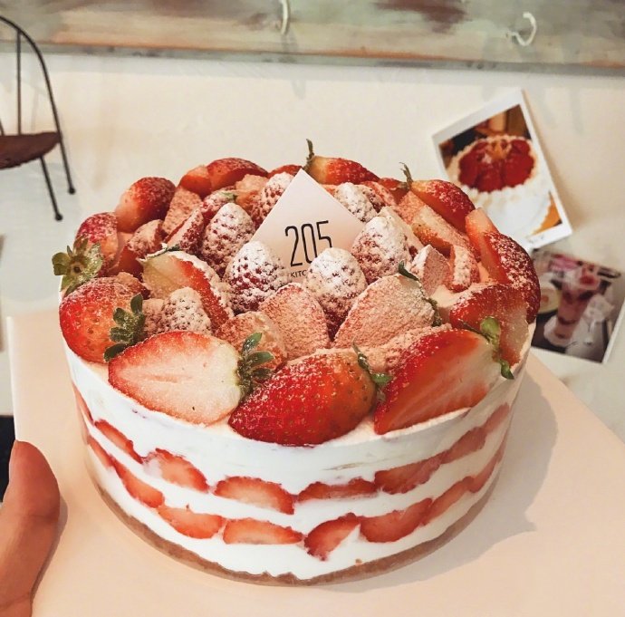 点击大图看下一张：丝滑美味的草莓蛋糕