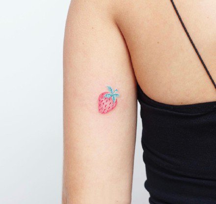 点击大图看下一张：一组小清新草莓纹身图案