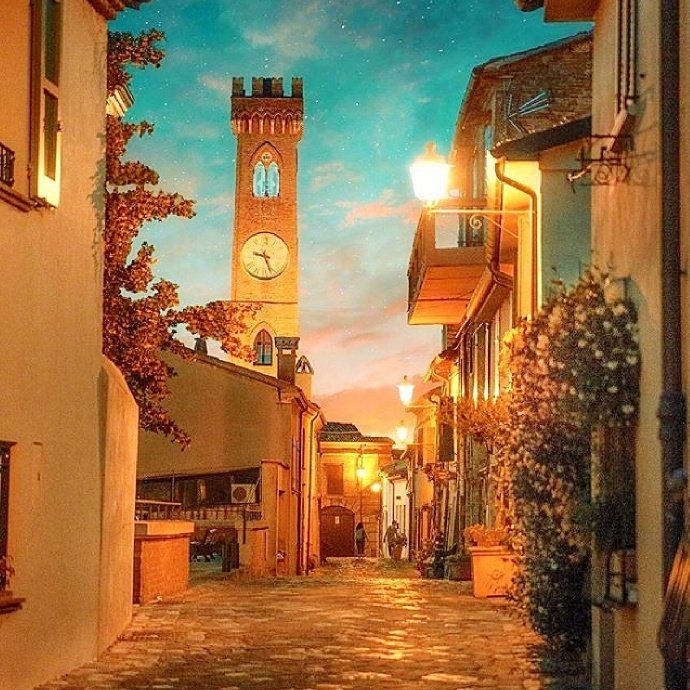 点击大图看下一张：意大利小镇，夜色阑珊惹人醉
