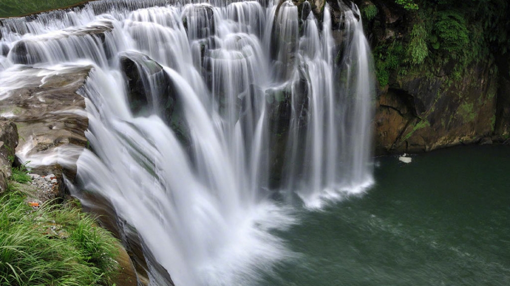点击大图看下一张：伊瓜苏瀑布美景图片桌面壁纸