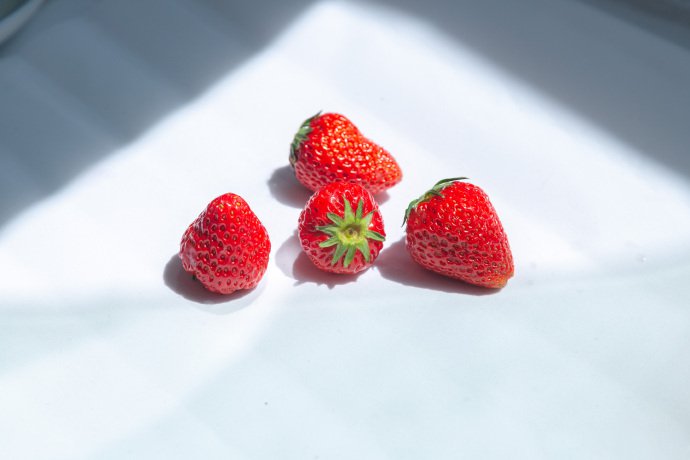 点击大图看下一张：到了吃草莓的季节，就多吃点草莓