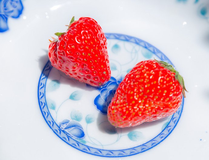 点击大图看下一张：到了吃草莓的季节，就多吃点草莓