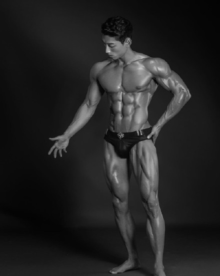 点击大图看下一张：健身极致的亚洲肌肉男魔鬼身材图片