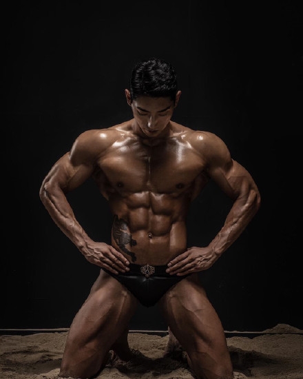 点击大图看下一张：健身极致的亚洲肌肉男魔鬼身材图片