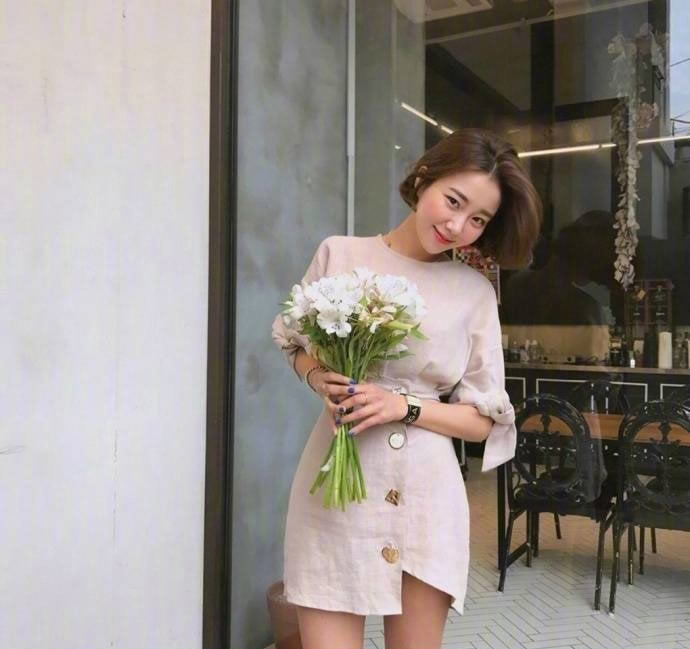 点击大图看下一张：一组乖巧可爱的女生短发图片