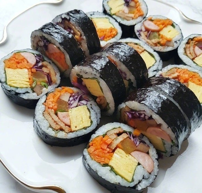 点击大图看下一张：美味的紫菜寿司图片