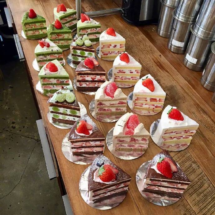 点击大图看下一张：各种美味的草莓小蛋糕图片