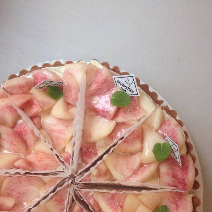 点击大图看下一张：果肉丰富的桃子蛋糕