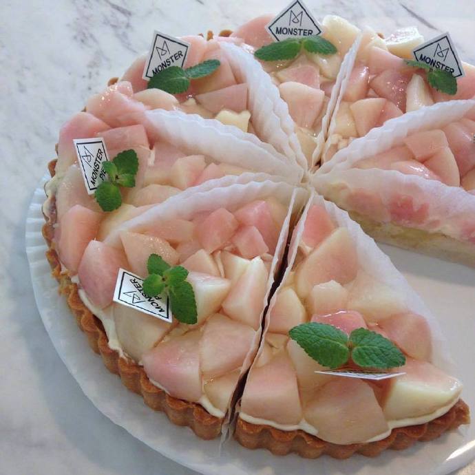 点击大图看下一张：果肉丰富的桃子蛋糕