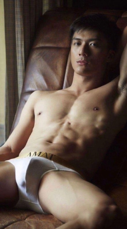 点击大图看下一张：亚洲肌肉男自信不羁性感诱人肉体摄影写真