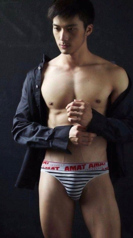 点击大图看下一张：亚洲肌肉男自信不羁性感诱人肉体摄影写真
