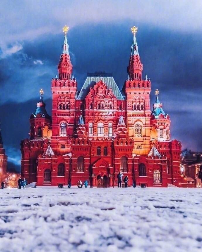 点击大图看下一张：莫斯科的世纪大雪，浪漫了整个红场