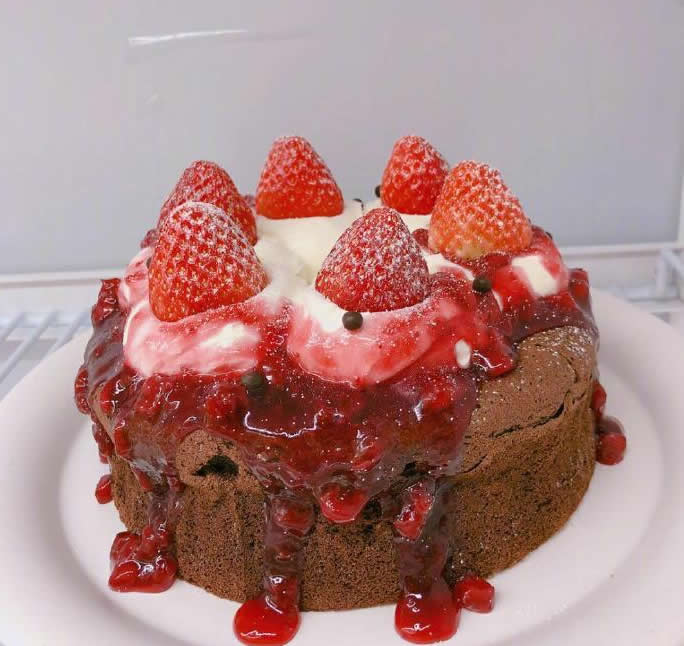 点击大图看下一张：一起来吃草莓蛋糕啦