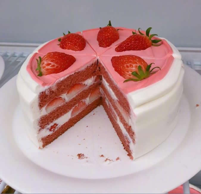 点击大图看下一张：一起来吃草莓蛋糕啦