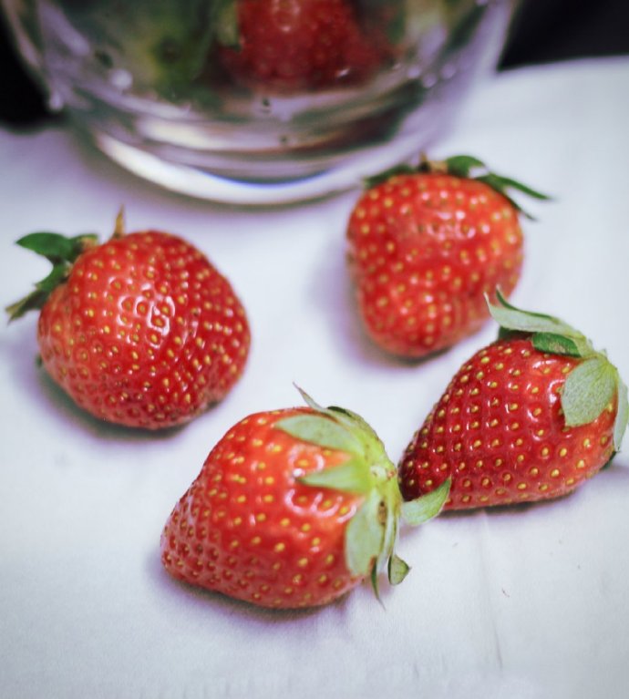 点击大图看下一张：一组暗色系成熟的草莓图片