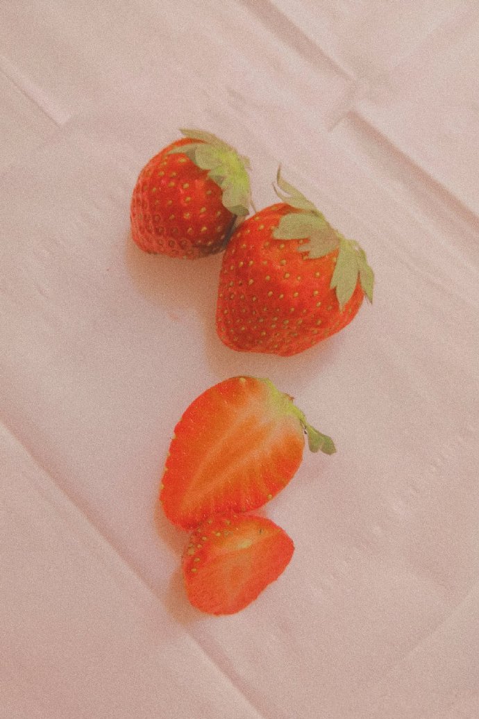 点击大图看下一张：一组唯美光影下的草莓图片