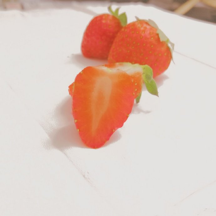 点击大图看下一张：一组唯美光影下的草莓图片