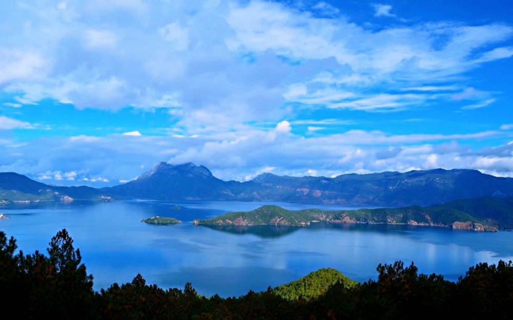 点击大图看下一张：泸沽湖唯美梦幻风景桌面壁纸