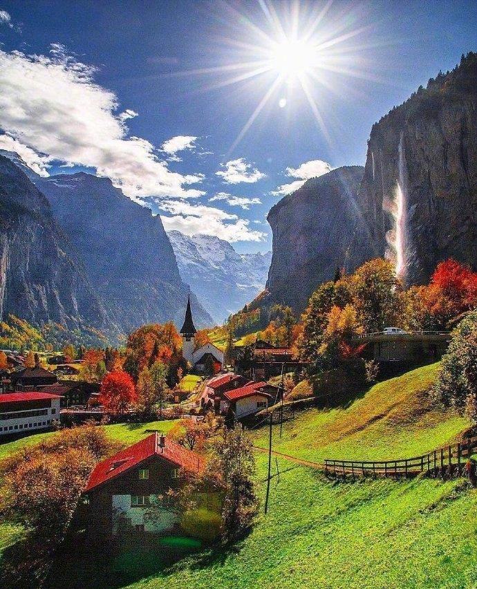 点击大图看下一张：瑞士的“瀑布小镇”——劳特布龙嫩山谷