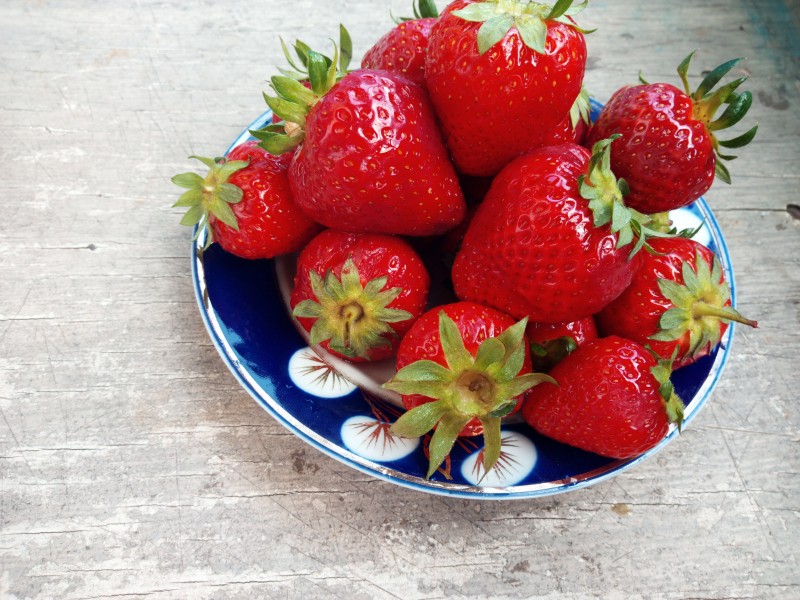 点击大图看下一张：新鲜多汁的草莓实拍图片