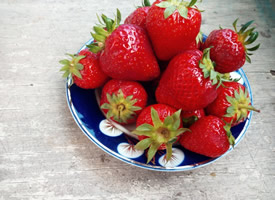 新鲜多汁的草莓实拍图片