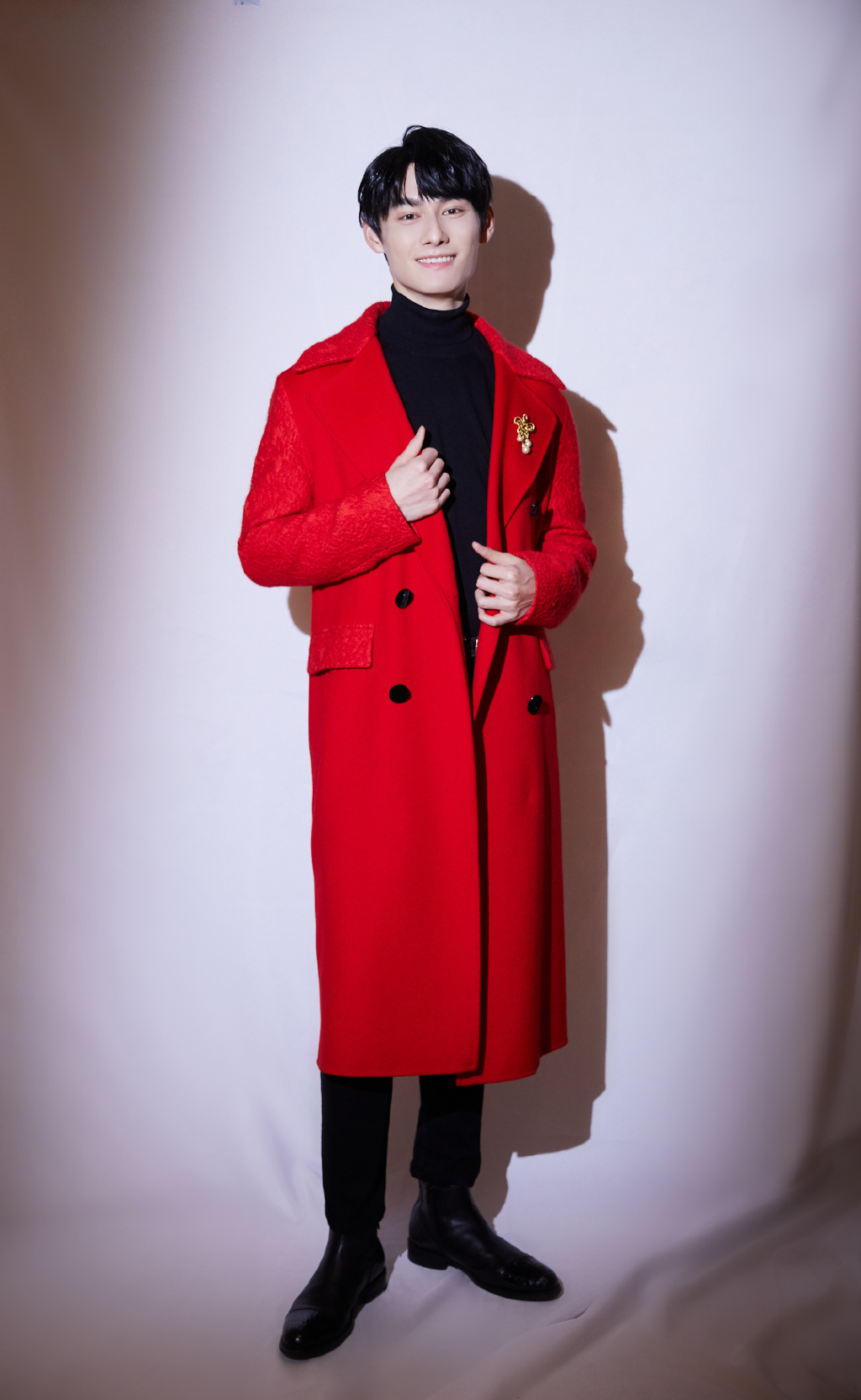 点击大图看下一张：汪卓成红色毛绒大衣帅气图片