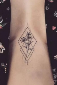 植物纹身：象征着爱情的百合花纹身图片