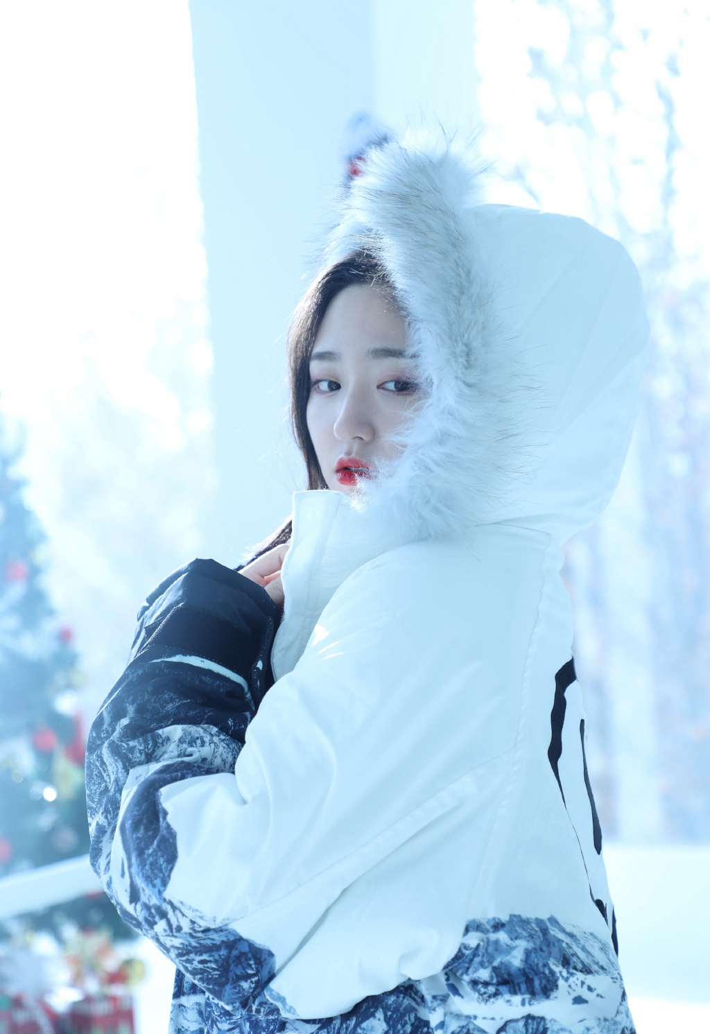 点击大图看下一张：王莫涵雪景优雅性感写真图片