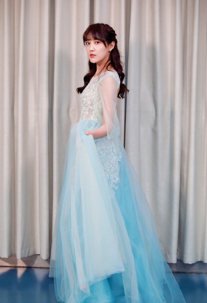 点击大图看下一张：SNH48李艺彤薄纱蕾丝长裙性感写真图片