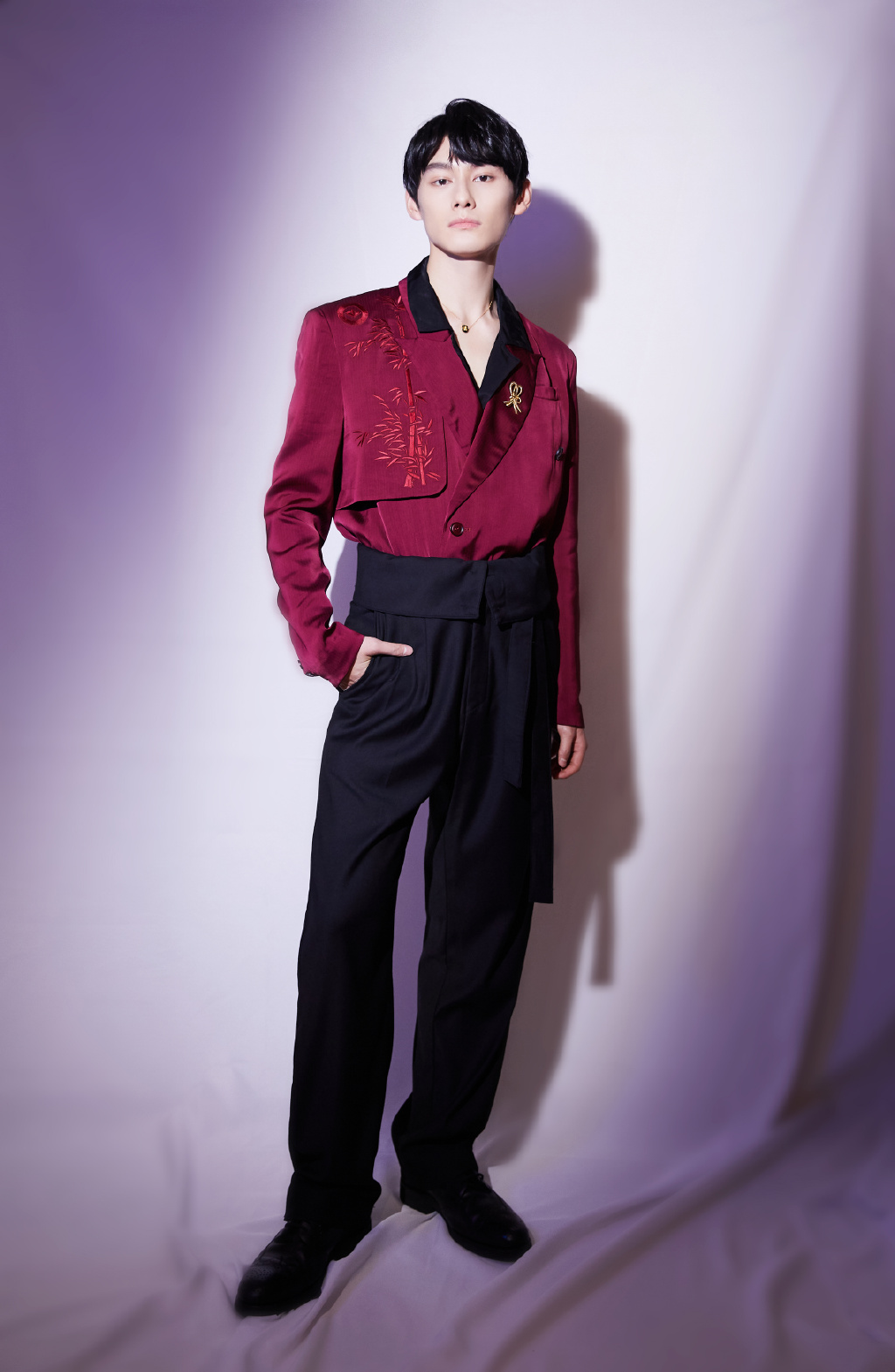 点击大图看下一张：汪卓成国风紫红刺绣纱衣帅气写真