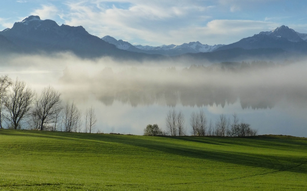 点击大图看下一张：德国福尔根湖超美风景桌面壁纸