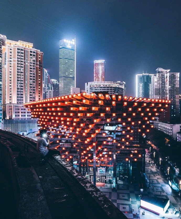 点击大图看下一张：魔幻的重庆夜景图片