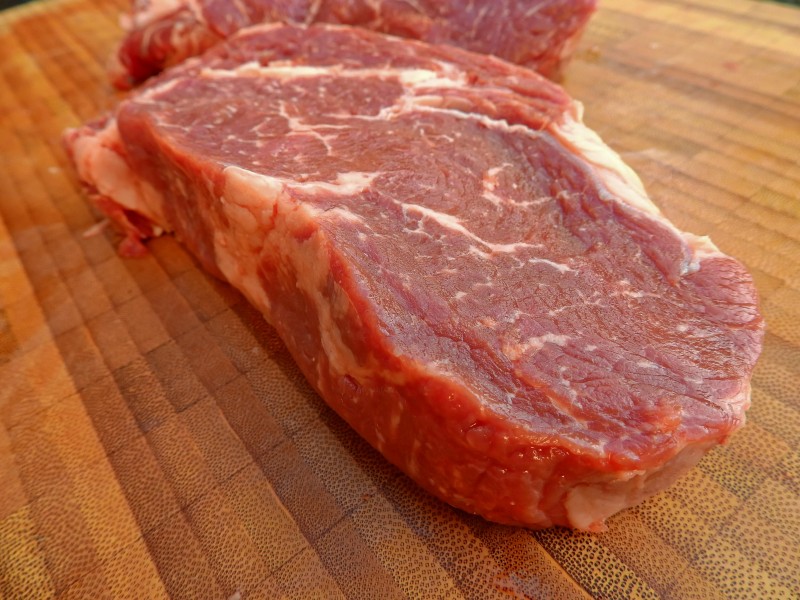 点击大图看下一张：营养丰富的新鲜牛肉图片