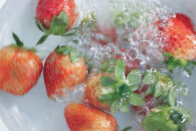 点击大图看下一张：水中美美的草莓图片欣赏
