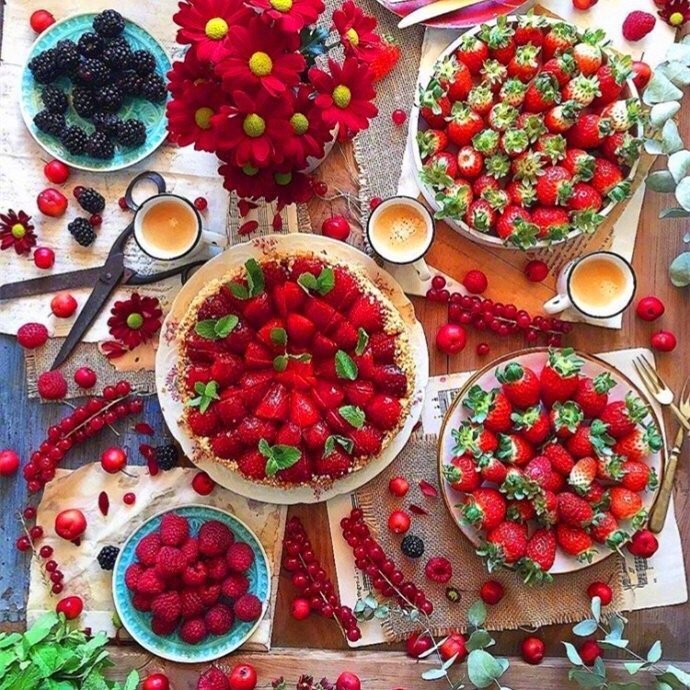 点击大图看下一张：豪华的草莓盛宴