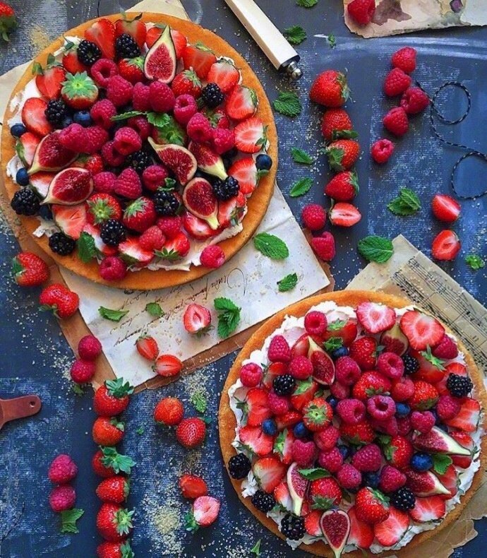 点击大图看下一张：豪华的草莓盛宴