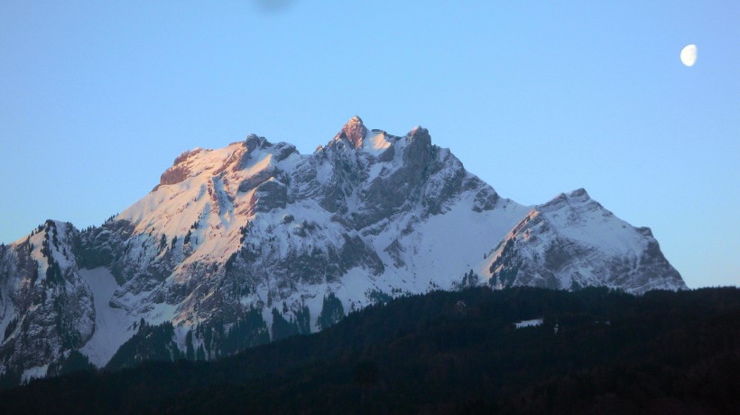 点击大图看下一张：景色迷人的瑞士皮拉图斯山图片