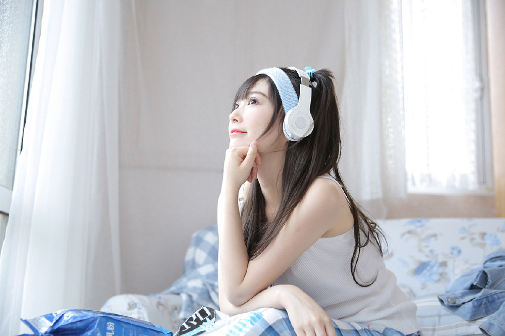 点击大图看下一张：性感比基尼美女诱人低胸大胆福利写真