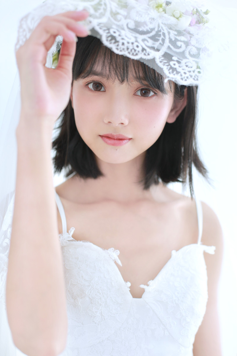 点击大图看下一张：性感美女尤物蕾丝吊带婚纱诱人写真