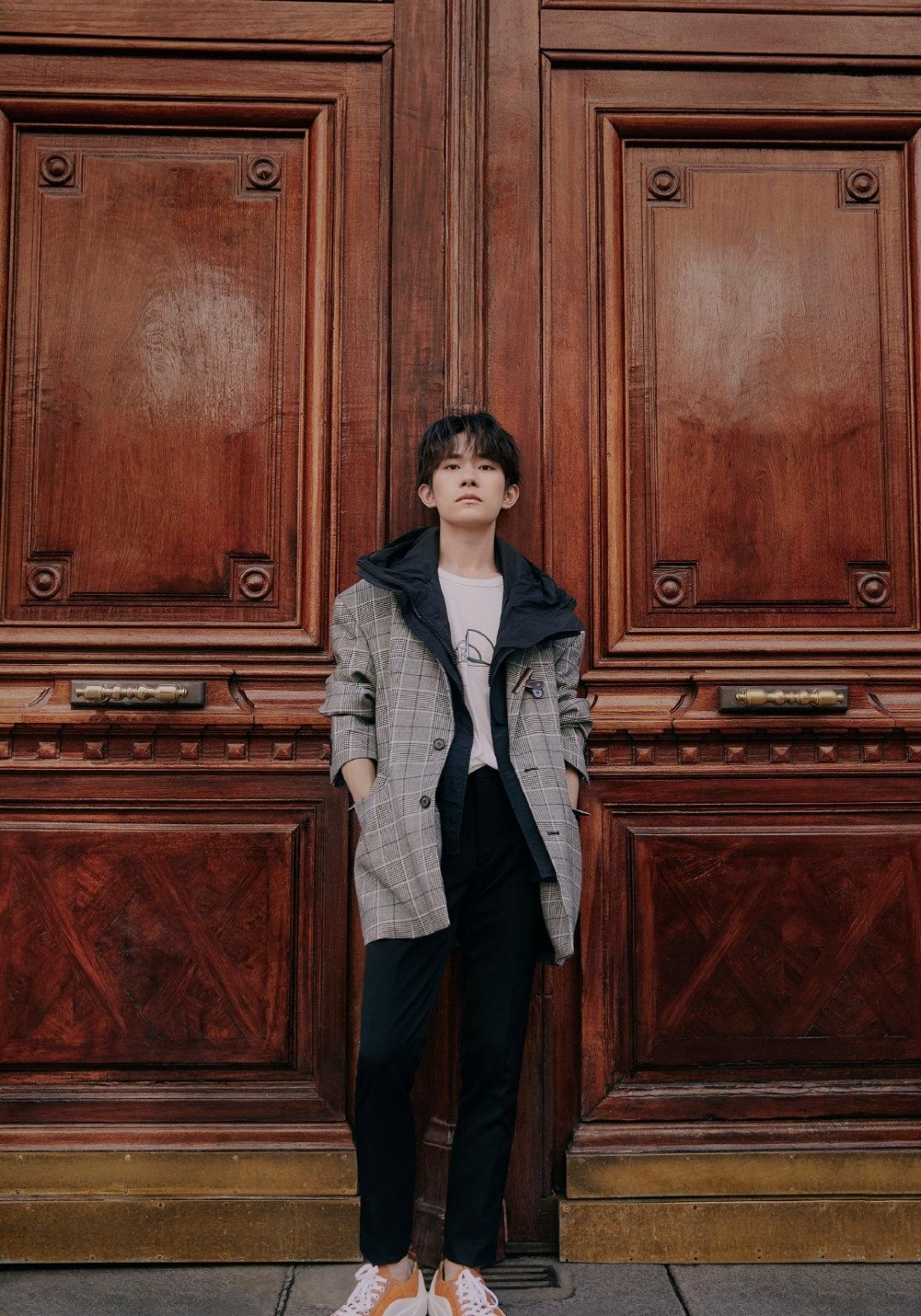 点击大图看下一张：明星帅哥易烊千玺时尚户外俊朗写真