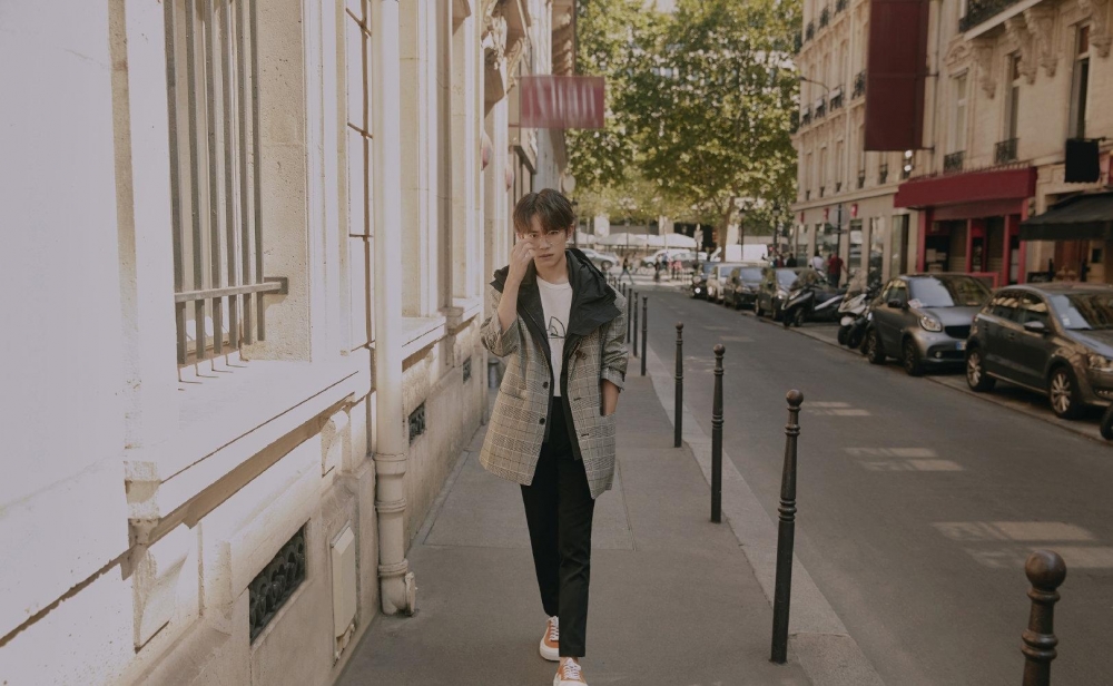 点击大图看下一张:明星帅哥易烊千玺时尚户外俊朗写真