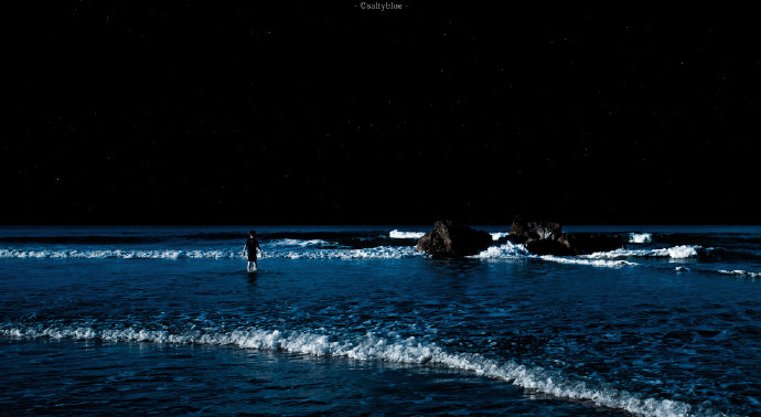 点击大图看下一张：点点星光映进幽蓝的海水