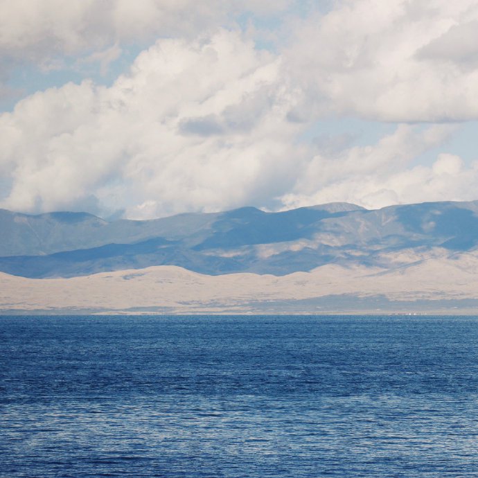 点击大图看下一张：蓝色的青海湖，飞鸟的天堂