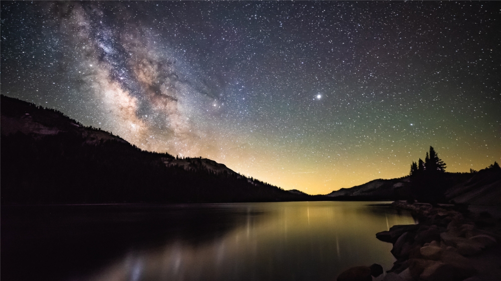 点击大图看下一张：夜晚星空唯美高清桌面壁纸