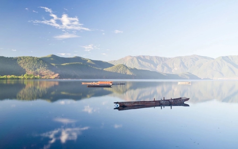 点击大图看下一张：幽静唯美的泸沽湖风景桌面壁纸