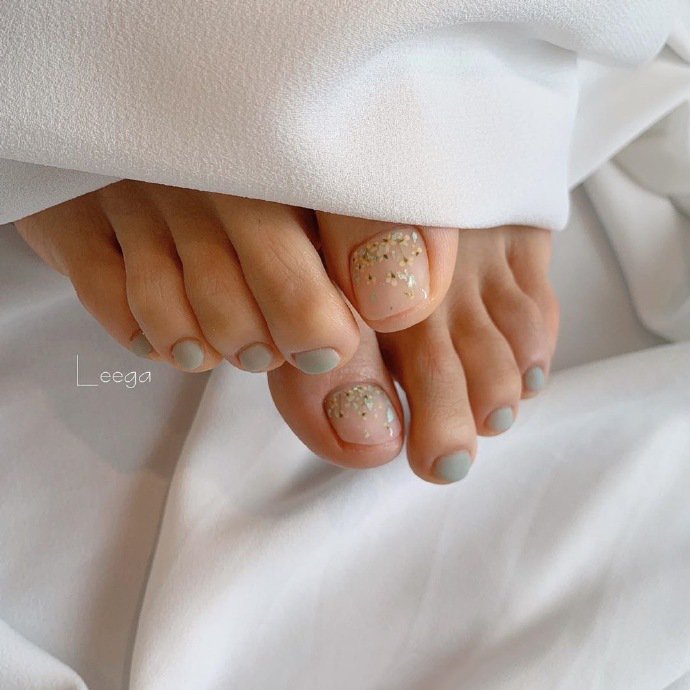 点击大图看下一张：夏日唯美的脚指甲美甲图片