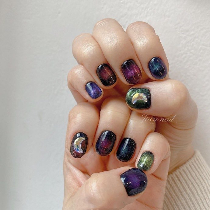 点击大图看下一张:一组春天简单的美甲图片