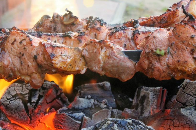 点击大图看下一张：正在火上烤的羊肉串图片